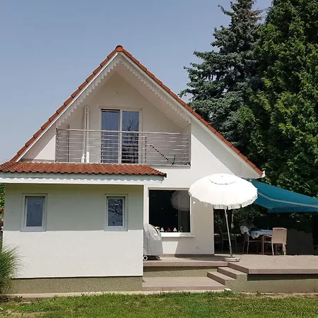 At Balaton 度假居 *