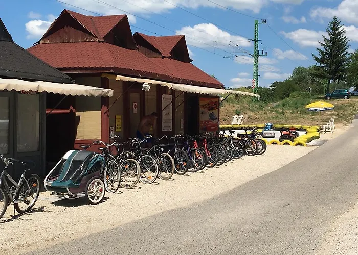 At Balaton 度假居 *